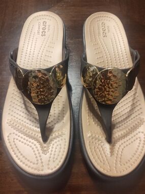 CROCS Women's Size 9 Brown Thong Sandals with Gold Accents